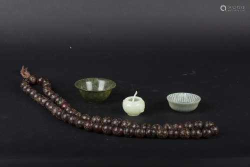 SET OF FOUR JADEITE CARVED CUPS AND AMBER BEAD NECKLACE