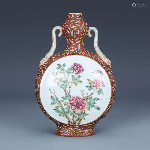 A CHINESE FAMILLE ROSE PEONY PAINTED PORCELAIN VASE