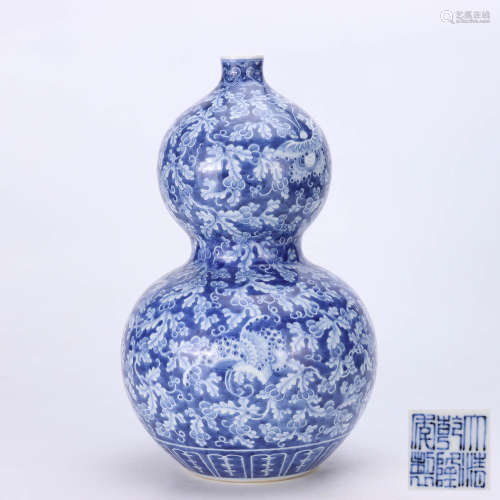 A CHINESE BLUE AND WHITE BUTTERFLY PAINTED PORCELAIN GOURD-SHAPED VASE
