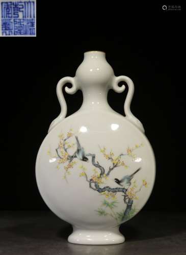 FAMILLE ROSE 'MAGPIE BIRDS' VASE WITH HANDLES