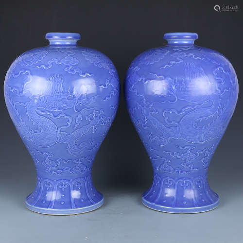 A CHINESE BLUE GLAZED RELIEF DRAGON PATTERN PORCELAIN VASE
