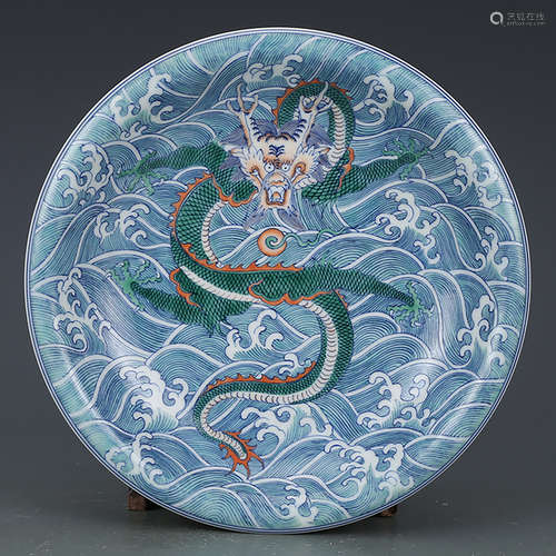 A CHINESE DOUCAI DRAGON PATTERN PORCELAIN PLATE