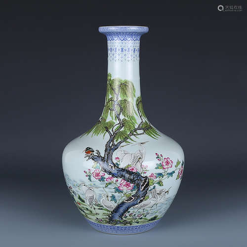 A CHINESE ENAMEL PAINTED PORCELAIN VASE