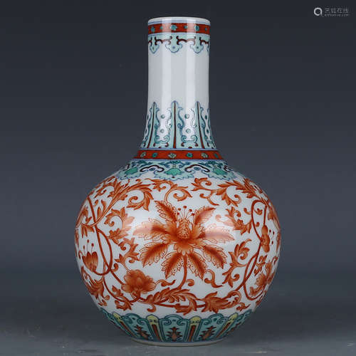 A CHINESE RED GREEN TWINE PATTERN FLORAL PORCELAIN VASE