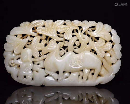 A CHINESE HETIAN JADE CARVED PENDANT