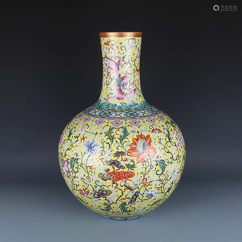 A CHINESE FAMILLE ROSE GILD FLORAL PORCELAIN VASE