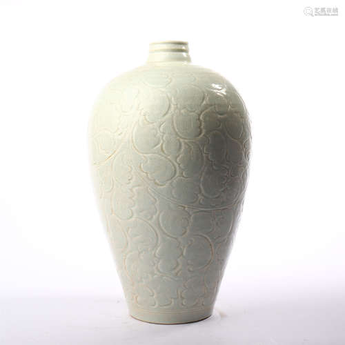Plum vase decorated with flower patterns on Lake Field in Song Dynasty