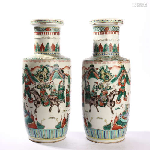 A pair of mallet bottles decorated with famille rose swords and horses in the middle of Qing Dynasty