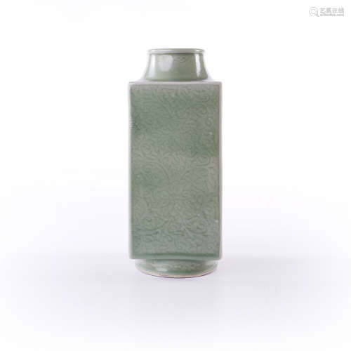 Green bean glaze square vase with flower patterns in Qianlong period of Qing Dynasty