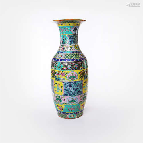 Large bottles of pastel flowers and landscape patterns in the middle of Qing Dynasty
