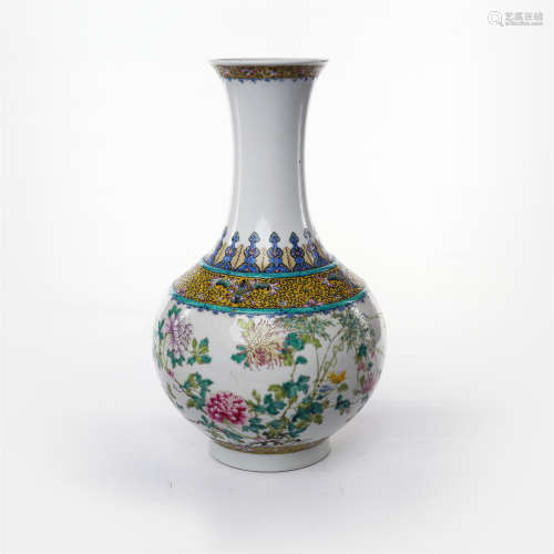 Appreciation bottle with famille rose flower pattern in mid Qing Dynasty