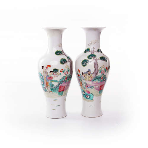 A pair of Guanyin bottles decorated with famille rose figures and flowers in the middle of Qing Dynasty