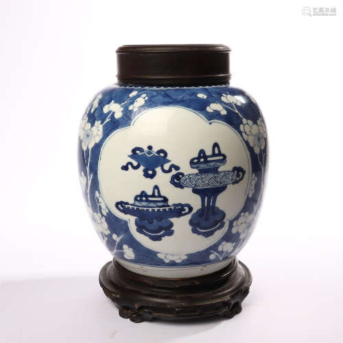 Blue and white vase with windows and flower patterns in the middle of Qing Dynasty
