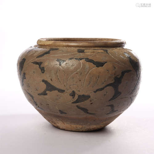 White shaving flower filling color jar of Cizhou kiln in Liao Dynasty
