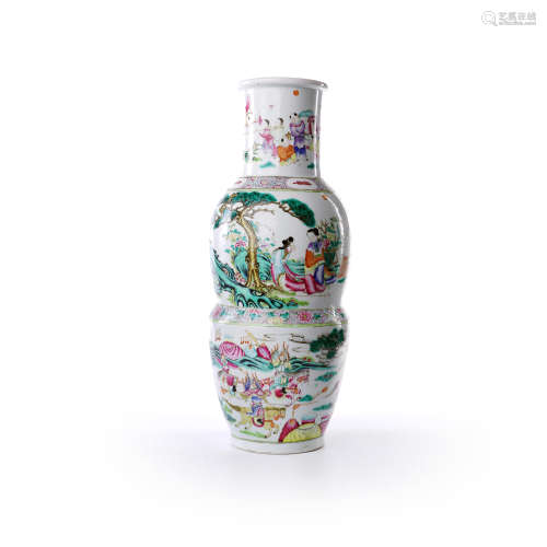 Gourd bottles decorated with famille rose figures and flowers in the middle of Qing Dynasty