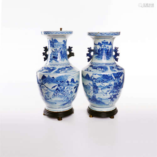 A pair of double ear zuns decorated with blue and white swords and horses in the middle of Qing Dynasty