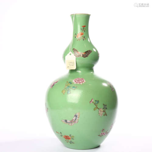 Turquoise green glaze famille rose flower butterfly decorated gourd vase in Qianlong of Qing Dynasty