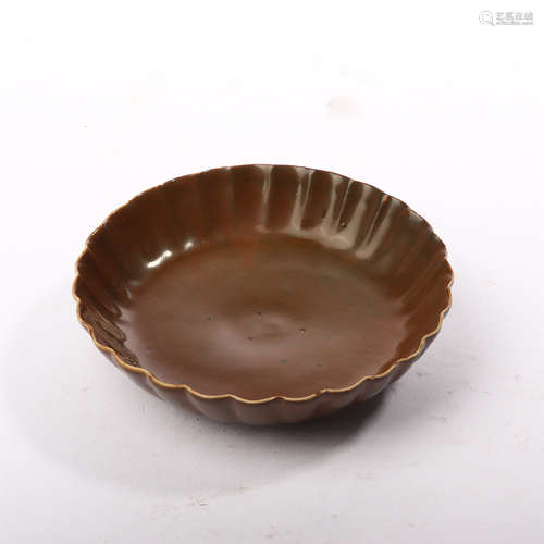 Sunflower plate with sauce glaze in Ding kiln of Jin Dynasty