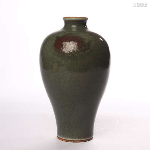 Official glaze Sanyang Kaitai plum vase in Qing Dynasty