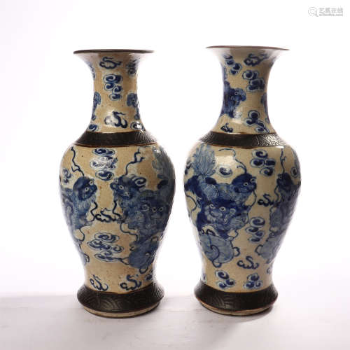 A pair of blue and white ****** vase with Ge glaze in the middle of Qing Dynasty