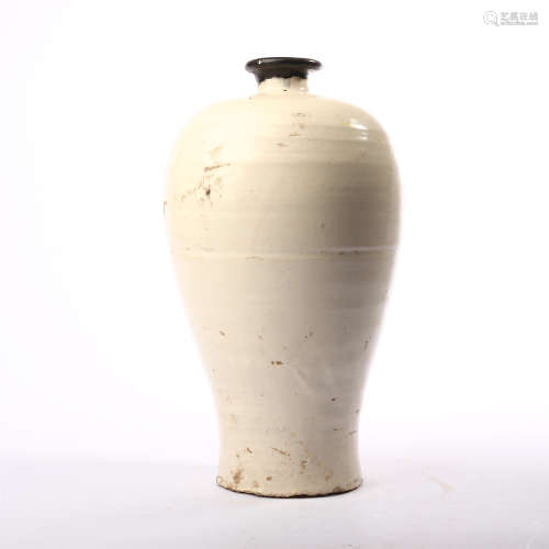 White glazed plum vase in Cizhou kiln of Yuan Dynasty