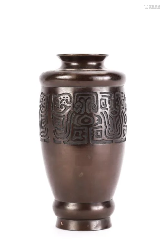 CHINESE BRONZE VASE IN INCISED GEOMETRIC BAND