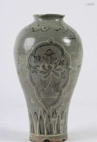 KOREAN GORYEO DYNASTY CELEDON VASE