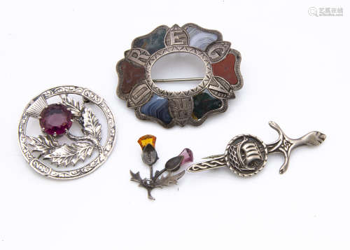 A small collection of Scottish silver jewellery, comprising a 19th Century agate Regard oval brooch,