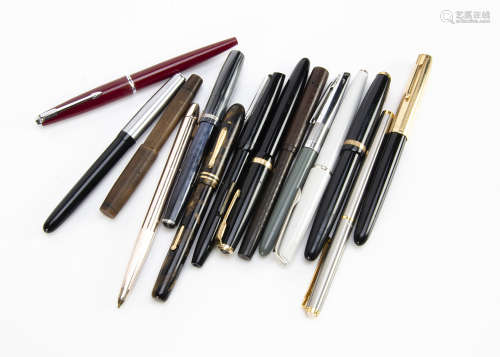 A group of fountain and other pens, including a Parker 61, Duofold and Maxima Duofold, an Os***oid
