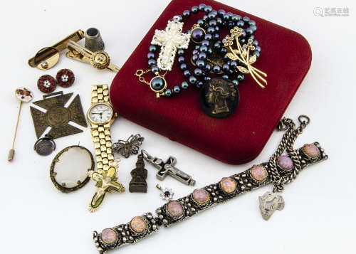 A small collection of 19th Century and later costume jewellery, including an agate and pinchbeck