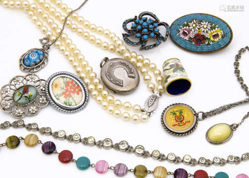 A small quantity of costume jewellery, including a base metal oval locket with anchor, a white metal