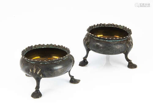 A pair of Victorian silver cauldron salts by WSCS, with three pad foot supports, 5.7ozt, heavily