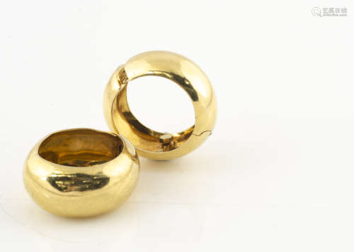 A pair of continental 750 marked yellow gold hoop earrings, with sprung hinge, one af, 2.8cm