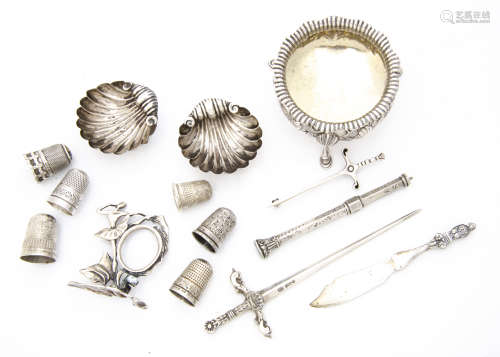 A small group of silver and white metal collectables, including a cauldron salt, a pair of shell