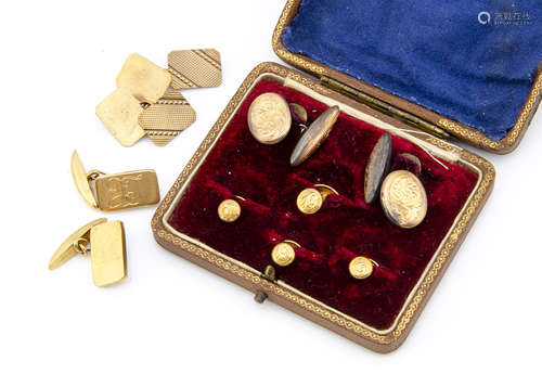 A pair of 18ct gold rectangular and chain linked cufflinks, with engraved initials, 10.2g, and a