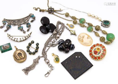 A small quantity of costume jewellery, including silver watch chain, gilt metal locket with