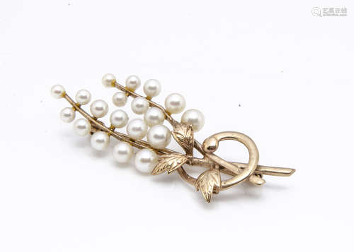 A 9ct gold cultured pearl floral style brooch, 5.6cm x 2cm, 6.7g