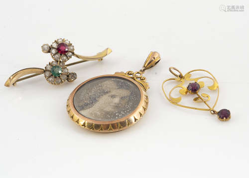 An Edwardian gold double sided circular open locket, with egg and dart decoration, together with