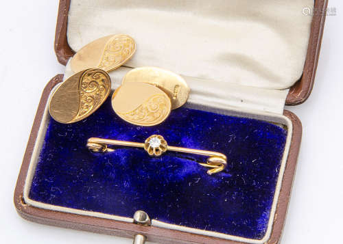 A pair of 15ct gold oval cufflinks, with chain links, one af, scroll decoration, in leather case,