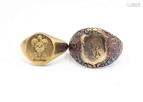 An 18ct gold lady's signet ring, with fleur de lys and leopard head, ring size M, 12g together