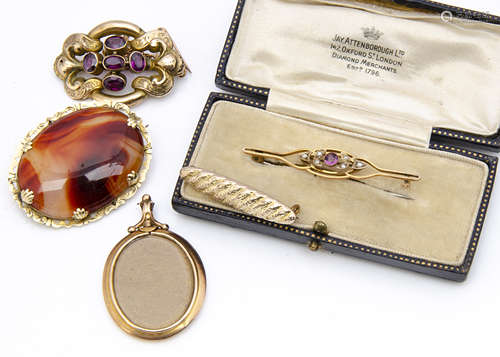 An amethyst and gold Victorian brooch, an agate and gold oval brooch, a 9ct gold oval open front and