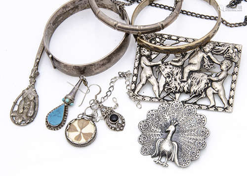 A quantity of silver jewellery, including a filigree edelweiss flower brooch, a simulated lapis