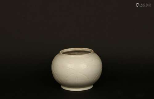 White Glazed Porcelain Engraved Pot