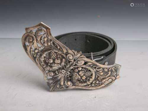 Damengürtel (wohl 1920er Jahre), Leder, Schnalle aus Silber im neobarocken Stil, L. 84 cm.