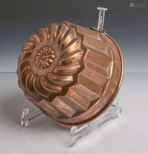 Antike Backform (Gugelhopfform) aus schwerem Kupfer gearbeitet, Dm. ca. 17 cm. Altersgem.