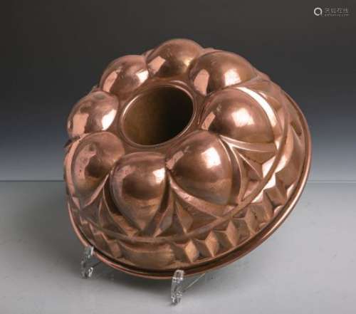 Antike Backform (Gugelhopfform) aus schwerem Kupfer gearbeitet, Dm. ca. 26 cm. Altersgem.