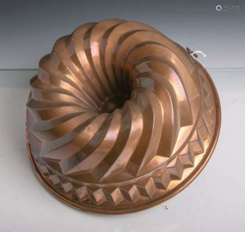 Antike Backform (Gugelhopfform) aus schwerem Kupfer gearbeitet, Dm. ca. 27,5 cm.