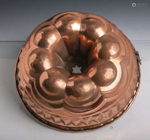 Antike Backform (Gugelhopfform) aus schwerem Kupfer gearbeitet, Dm. ca. 26 cm. Altersgem.