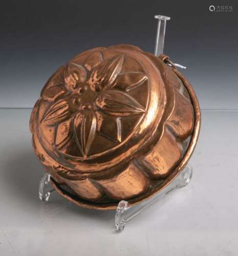 Antike Backform (Gugelhopfform) aus schwerem Kupfer gearbeitet, Dm. ca. 18,5 cm.