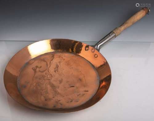 Antike hochwertige handgeschlagene Kupferpfanne, Dm. ca. 23 cm. Altersgem.